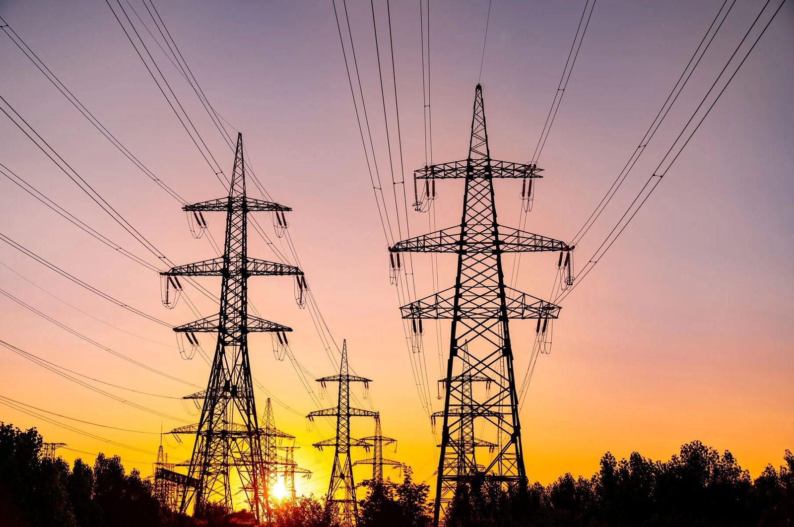 Elektroenergetyczne linie napowietrzne o zachodzie słońca